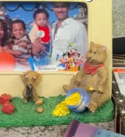 Régi képeket talál a nő a turkálóban: leesik az álla, kit lát meg rajtuk