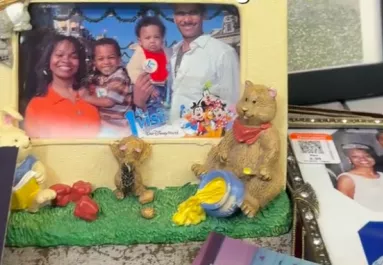 Régi képeket talál a nő a turkálóban: leesik az álla, kit lát meg rajtuk