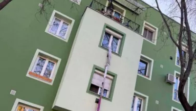 Kimentek Szabolcsért a zsaruk a második emeleti lakásába: amit a férfi ezután tett, filmekből lehet ismerős