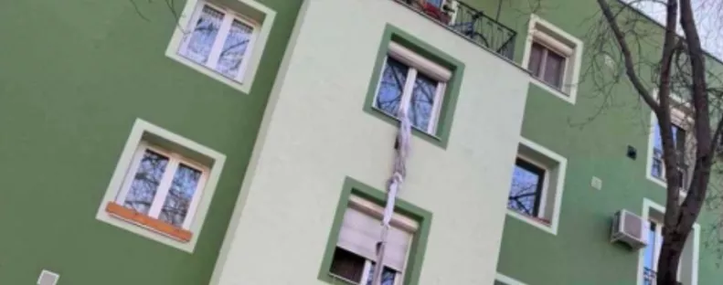 KImentek Szabolcsért a zsaruk a második emeleti lakásába: amit a férfi ezután tett, filmekből lehet ismerős