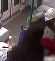 Elaludt a 6-os villamoson a nő: ami a Széll Kálmán téren történt ezután, azért ezt a nőt és férfit keresik