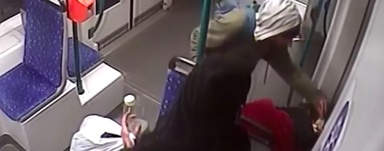 Elaludt a 6-os villamoson a nő: ami a Széll Kálmán téren történt ezután, azért ezt a nőt és férfit keresik