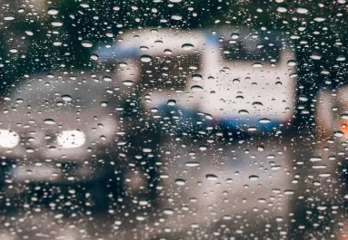 Kettészakad az ország: viharos szél és kiadós eső csap le, de van, ahol a napsütés lesz az úr