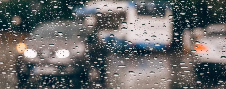 Kettészakad az ország: viharos szél és kiadós eső csap le, de van, ahol a napsütés lesz az úr