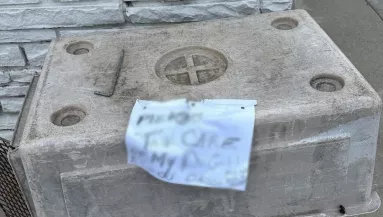 Cetlit talál a kitett kutya mellett az állatmentő: ami rajta áll, szívekig hatol