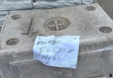 Cetlit talál a kitett kutya mellett az állatmentő: ami rajta áll, szívekig hatol