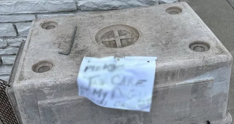 Cetlit talál a kitett kutya mellett az állatmentő: ami rajta áll, szívekig hatol