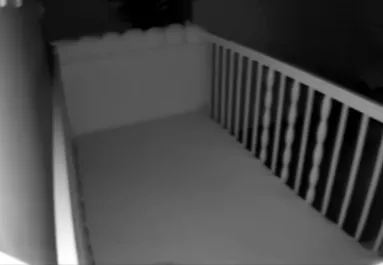 Durranásra ébred az apa éjszaka: amikor a kiságyba néz, jön a sokk