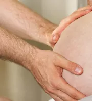 Ikertestvérekkel szexelt a nő és teherbe esett: a bíróság küzd az apaság kérdésével