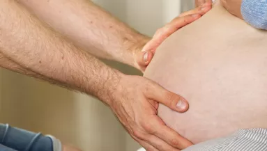 Ikertestvérekkel szexelt a nő és teherbe esett: a bíróság küzd az apaság kérdésével