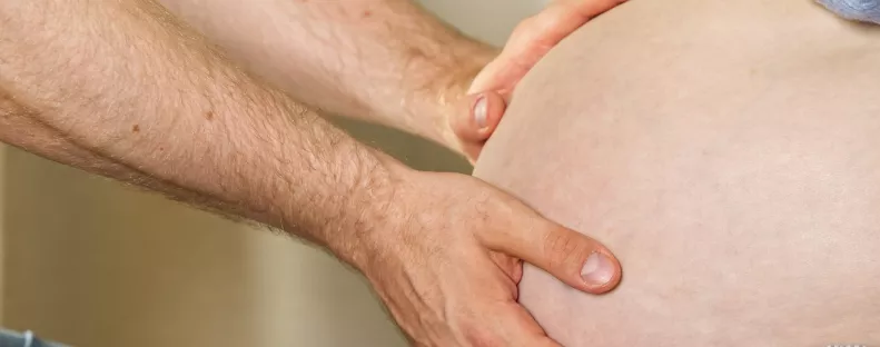 Ikertestvérekkel szexelt a nő és teherbe esett: a bíróság küzd az apaság kérdésével