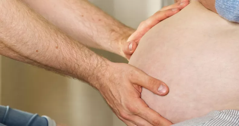 Ikertestvérekkel szexelt a nő és teherbe esett: a bíróság küzd az apaság kérdésével