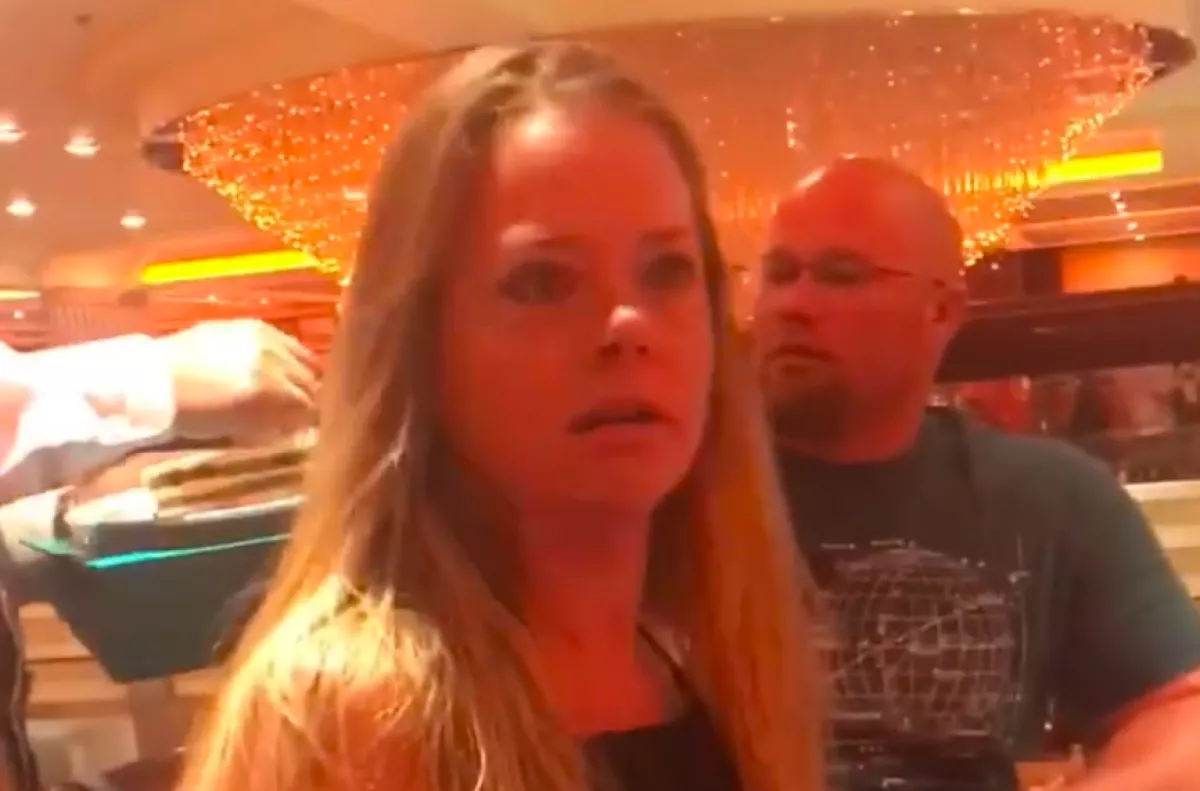 Elegáns vacsorára viszi Amandát a párja: amit a pincérek hirtelen tesznek, megdöbbenti