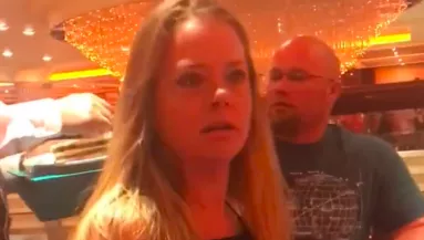 Elegáns vacsorára viszi Amandát a párja: amit a pincérek hirtelen tesznek, megdöbbenti