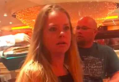 Elegáns vacsorára viszi Amandát a párja: amit a pincérek hirtelen tesznek, megdöbbenti