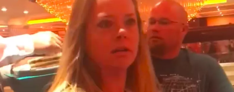 Elegáns vacsorára viszi Amandát a párja: amit a pincérek hirtelen tesznek, megdöbbenti