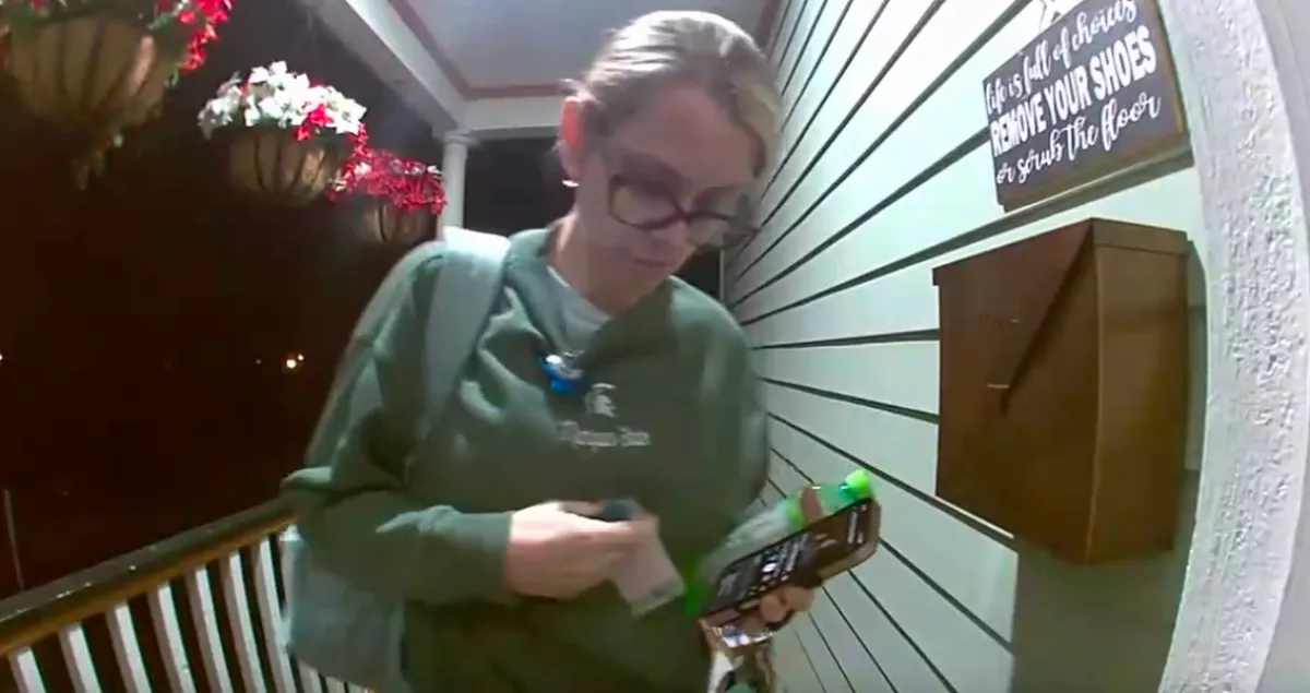 Hazaér a munkából az ápolónő: amit az ajtaja előtt tesz, hihetetlen