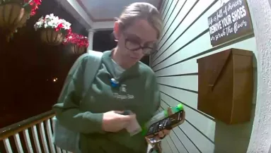 Hazaér a munkából az ápolónő: amit az ajtaja előtt tesz, hihetetlen