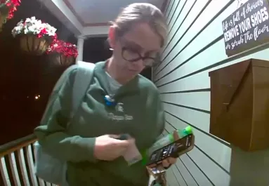 Hazaér a munkából az ápolónő: amit az ajtaja előtt tesz, hihetetlen