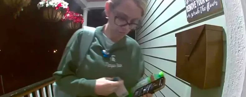 Hazaér a munkából az ápolónő: amit az ajtaja előtt tesz, hihetetlen