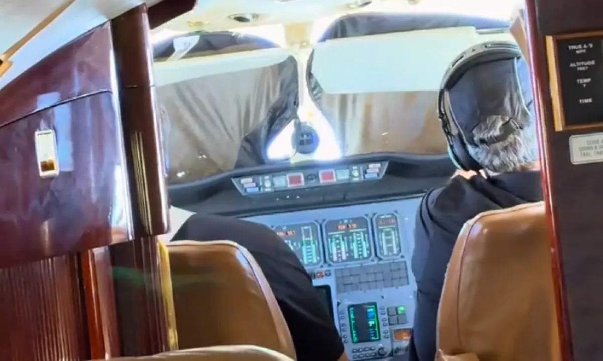 Nem hisz az utas a szemének, amikor meglátja, mit csinálnak a pilóták a pilótafülkében