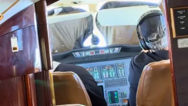Nem hisz az utas a szemének, amikor meglátja, mit csinálnak a pilóták a pilótafülkében