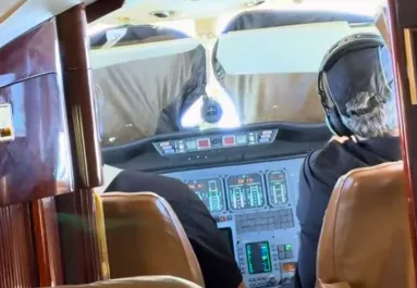 Nem hisz az utas a szemének, amikor meglátja, mit csinálnak a pilóták a pilótafülkében