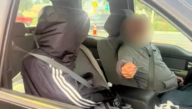 Álutas a gyorsítósávban: bizarr trükköt leplezett le a rendőrség