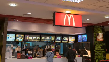 Fertőtlenítőszert kapott víz helyett a Mekiben egy 2 éves kisfiú: beleivott