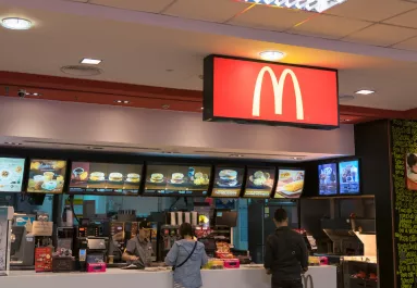 Fertőtlenítőszert kapott víz helyett a Mekiben egy 2 éves kisfiú: beleivott