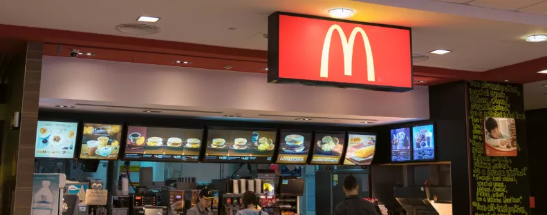 Fertőtlenítőszert kapott víz helyett a Mekiben egy 2 éves kisfiú: beleivott