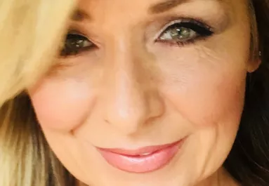 25 évig nem mosta le a sminkjét a nő: borzalmas, mi történt vele