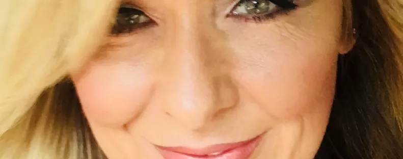 25 évig nem mosta le a sminkjét a nő: borzalmas, mi történt vele