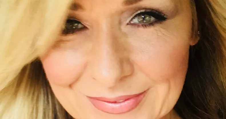 25 évig nem mosta le a sminkjét a nő: borzalmas, mi történt vele