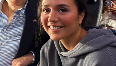 Megdöbbent a nő, amikor meglátta, ki ül mögötte a repülőn