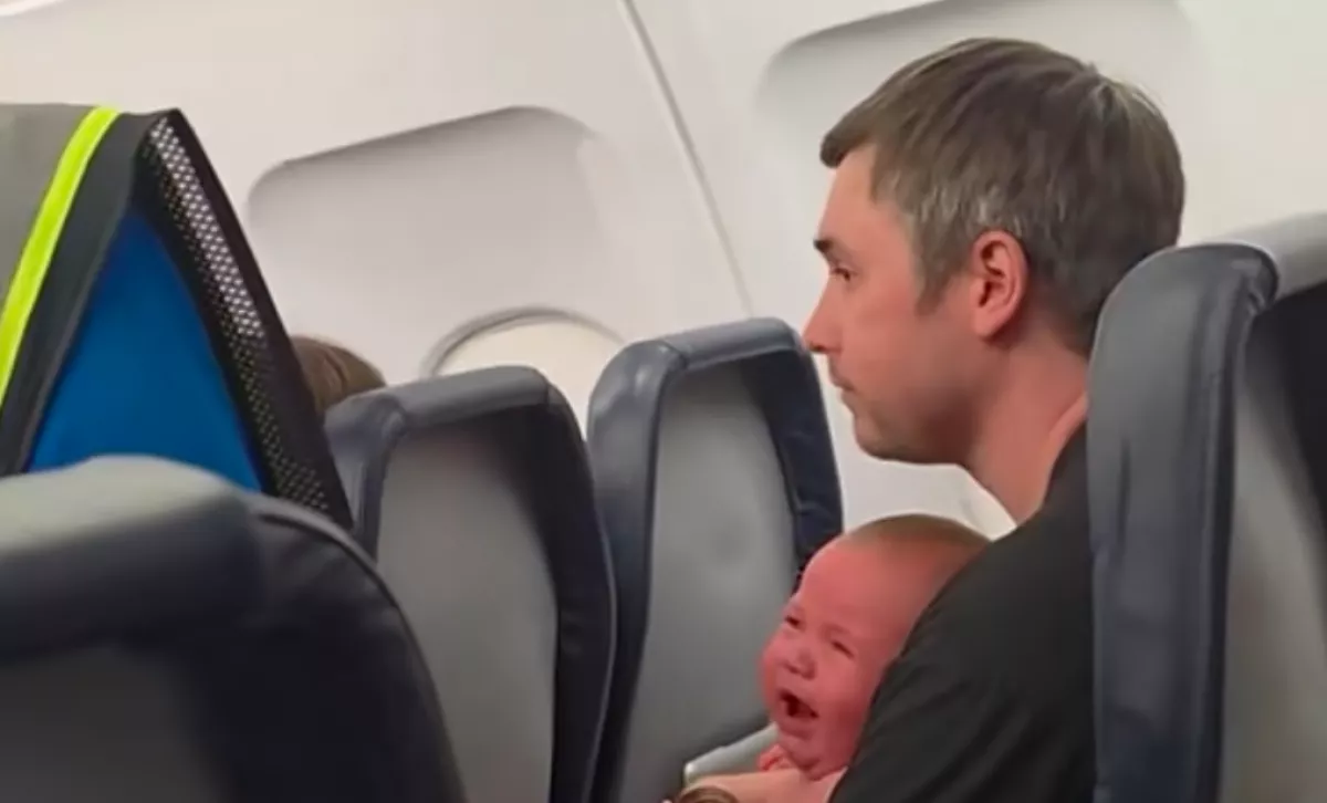 Sír a baba a repülőn: Ami ezután történik, megrémíti a szülőket