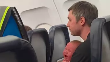 Sír a baba a repülőn: Ami ezután történik, megrémíti a szülőket