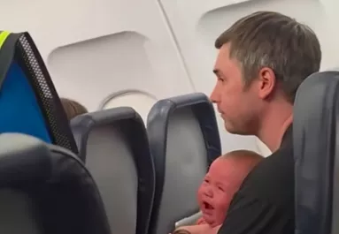 Sír a baba a repülőn: Ami ezután történik, megrémíti a szülőket