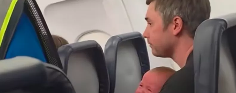 Sír a baba a repülőn: Ami ezután történik, megrémíti a szülőket