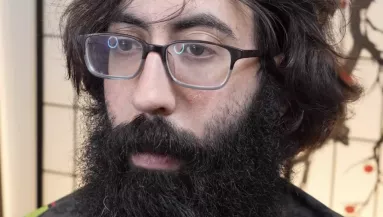 Ősember külsővel ment a férfi fodrászhoz: amit vele műveltek, megdöbbentő