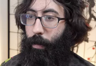 Ősember külsővel ment a férfi fodrászhoz: amit vele műveltek, megdöbbentő