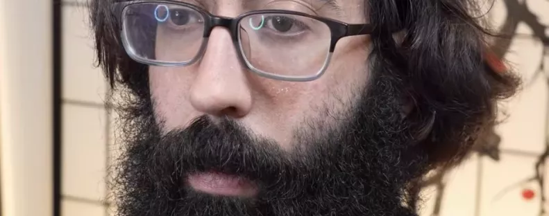 Ősember külsővel ment a férfi fodrászhoz: amit vele műveltek, megdöbbentő