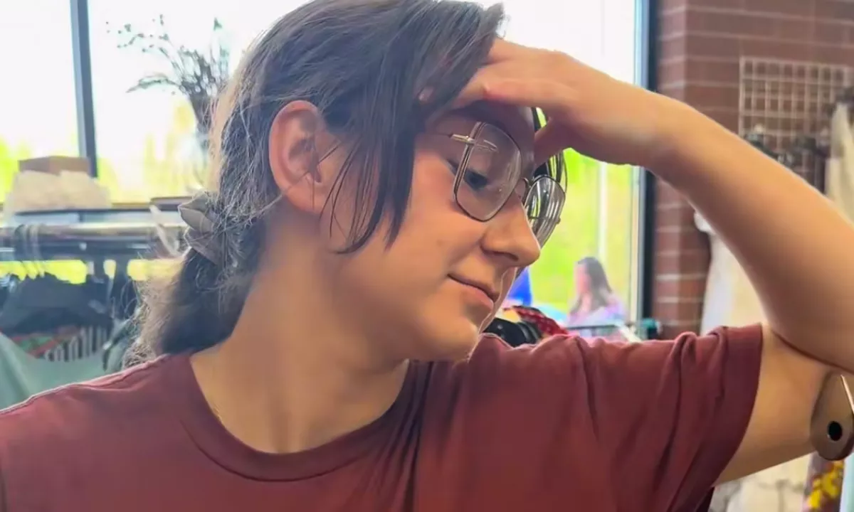 Egy turkálóban nézelődik Emi: letaglózza, amit nem sokkal később talál