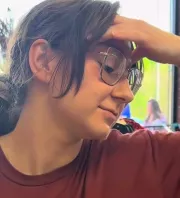 Egy turkálóban nézelődik Emi: letaglózza, amit nem sokkal később talál