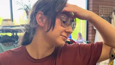 Egy turkálóban nézelődik Emi: letaglózza, amit nem sokkal később talál