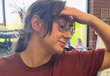 Egy turkálóban nézelődik Emi: letaglózza, amit nem sokkal később talál