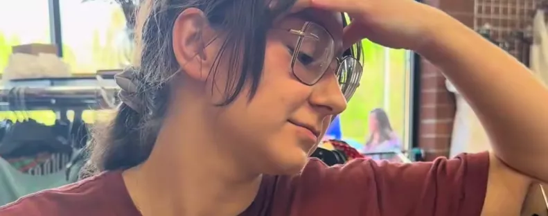 Egy turkálóban nézelődik Emi: letaglózza, amit nem sokkal később talál