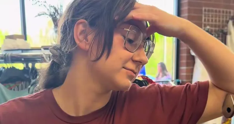 Egy turkálóban nézelődik Emi: letaglózza, amit nem sokkal később talál