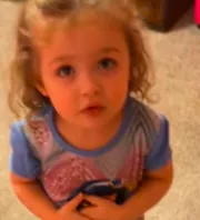 Gyanúsan csendes a 2 éves kislány: amikor az anya benyit hozzá, szó bennakad, lehelet megszegik