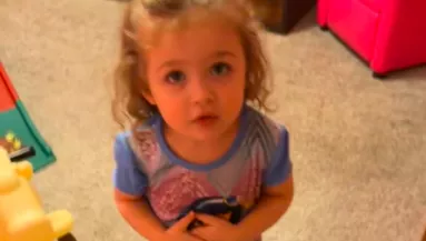 Gyanúsan csendes a 2 éves kislány: amikor az anya benyit hozzá, szó bennakad, lehelet megszegik